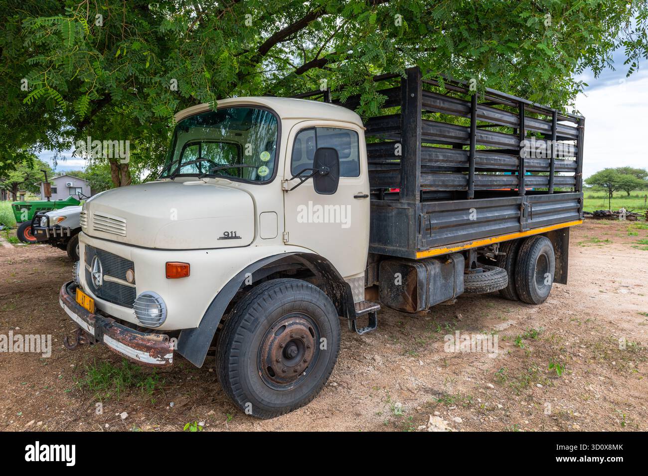 Vecchio camion Mercedes-Benz L 911 in un'azienda agricola in Namibia Foto Stock