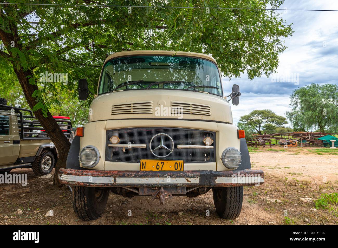 Vecchio camion Mercedes-Benz L 911 in un'azienda agricola in Namibia Foto Stock