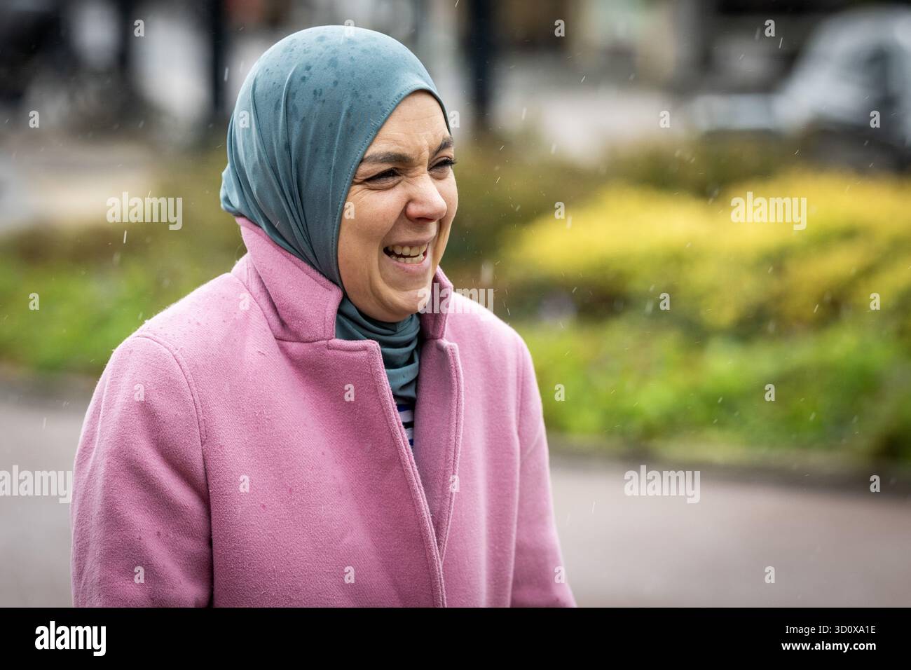 KAMPEN - Esmah Lahlah (partito laburista GreenLeft) sta visitando Open Hof, la chiesa dove la famiglia Babayants è stata protetta dalla deportazione per undici mesi, durante la campagna elettorale. La deputata, che si candida al secondo posto nella lista dei candidati, aveva presentato domanda per il sindaco di Tilburg e non ne aveva informato il suo partito. ANP VINCENT JANNINK netherlands Out - belgio Out Foto Stock