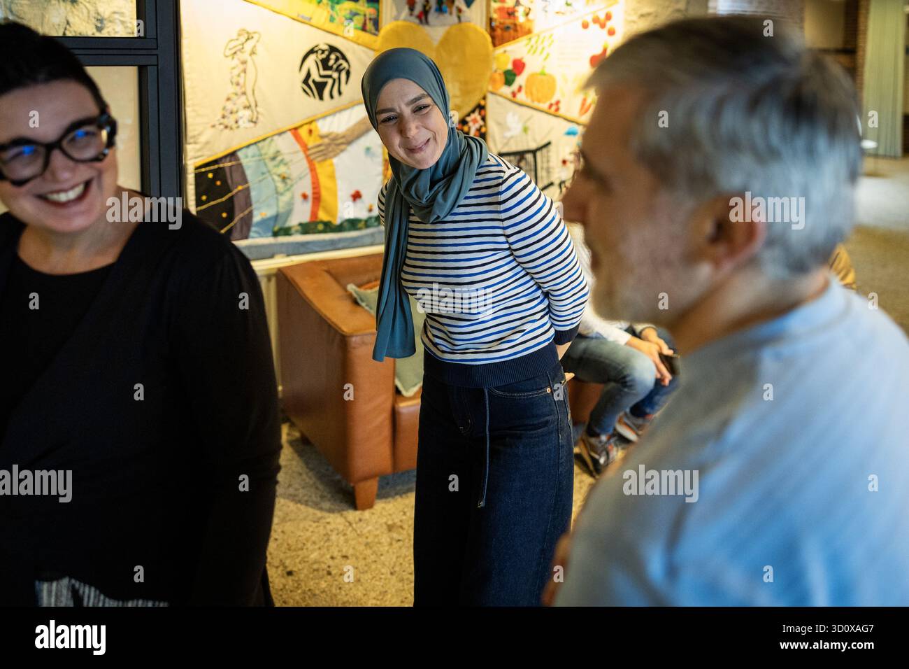 KAMPEN - Esmah Lahlah (partito laburista GreenLeft) sta visitando Open Hof, la chiesa dove la famiglia Babayants è stata protetta dalla deportazione per undici mesi, durante la campagna elettorale. La deputata, che si candida al secondo posto nella lista dei candidati, aveva presentato domanda per il sindaco di Tilburg e non ne aveva informato il suo partito. ANP VINCENT JANNINK netherlands Out - belgio Out Foto Stock