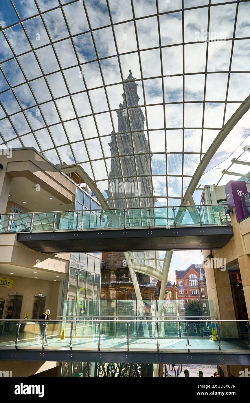 Sotto il tetto di vetro del Trinity Shopping and Leeds, Regno Unito Foto Stock