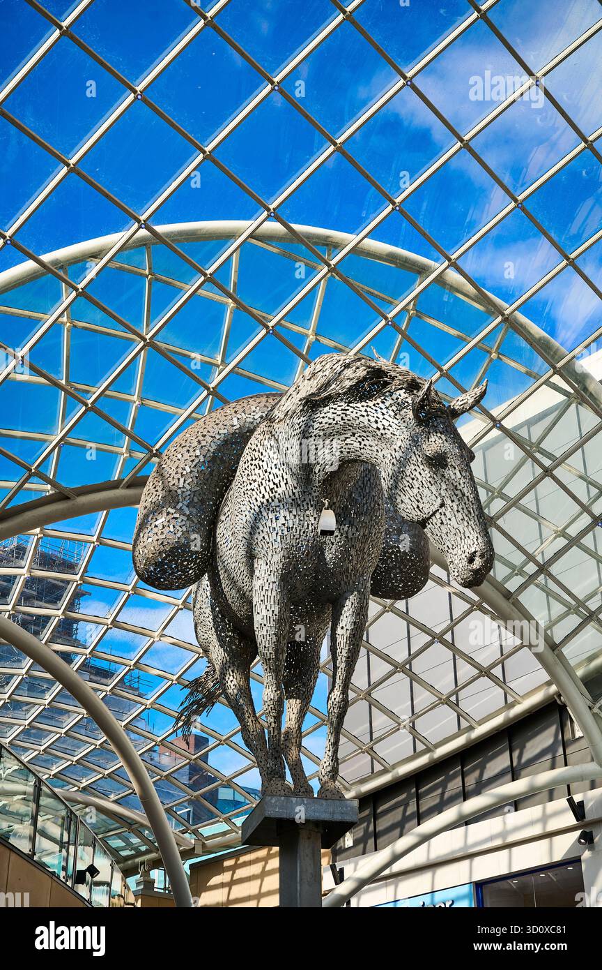 Sotto il tetto di vetro del Trinity Shopping and Leeds, Regno Unito Foto Stock