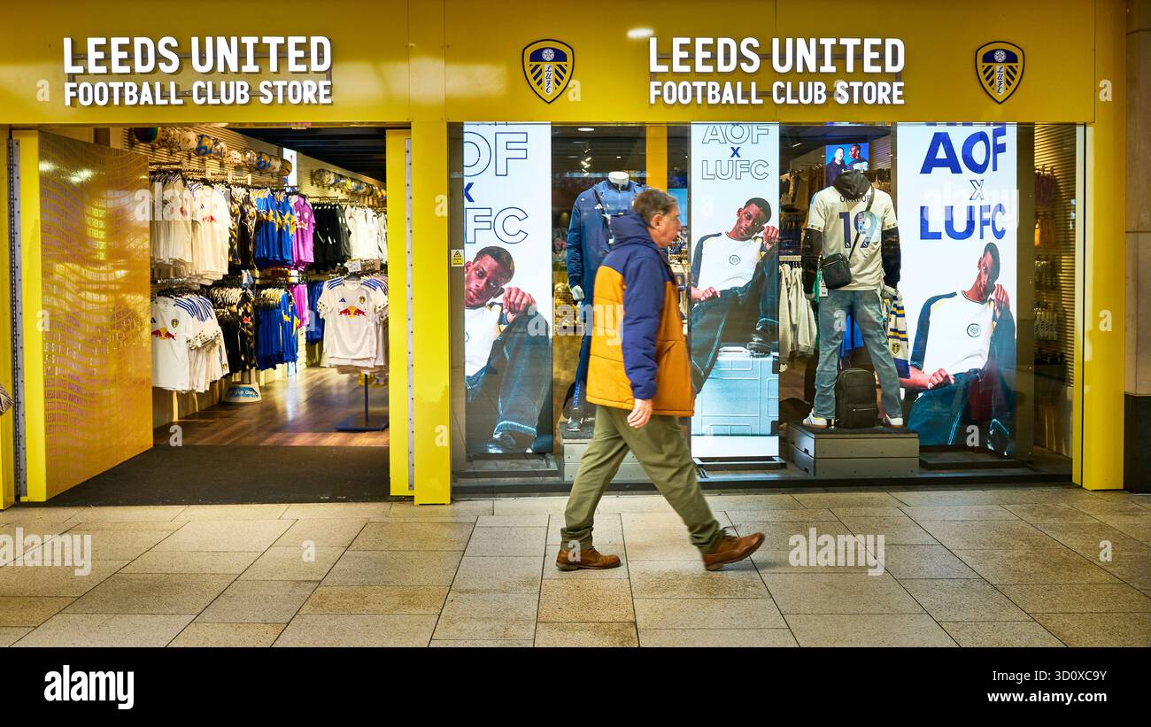 Negozio della squadra di calcio del Leeds United nel centro commerciale Trinity Leeds, Regno Unito Foto Stock