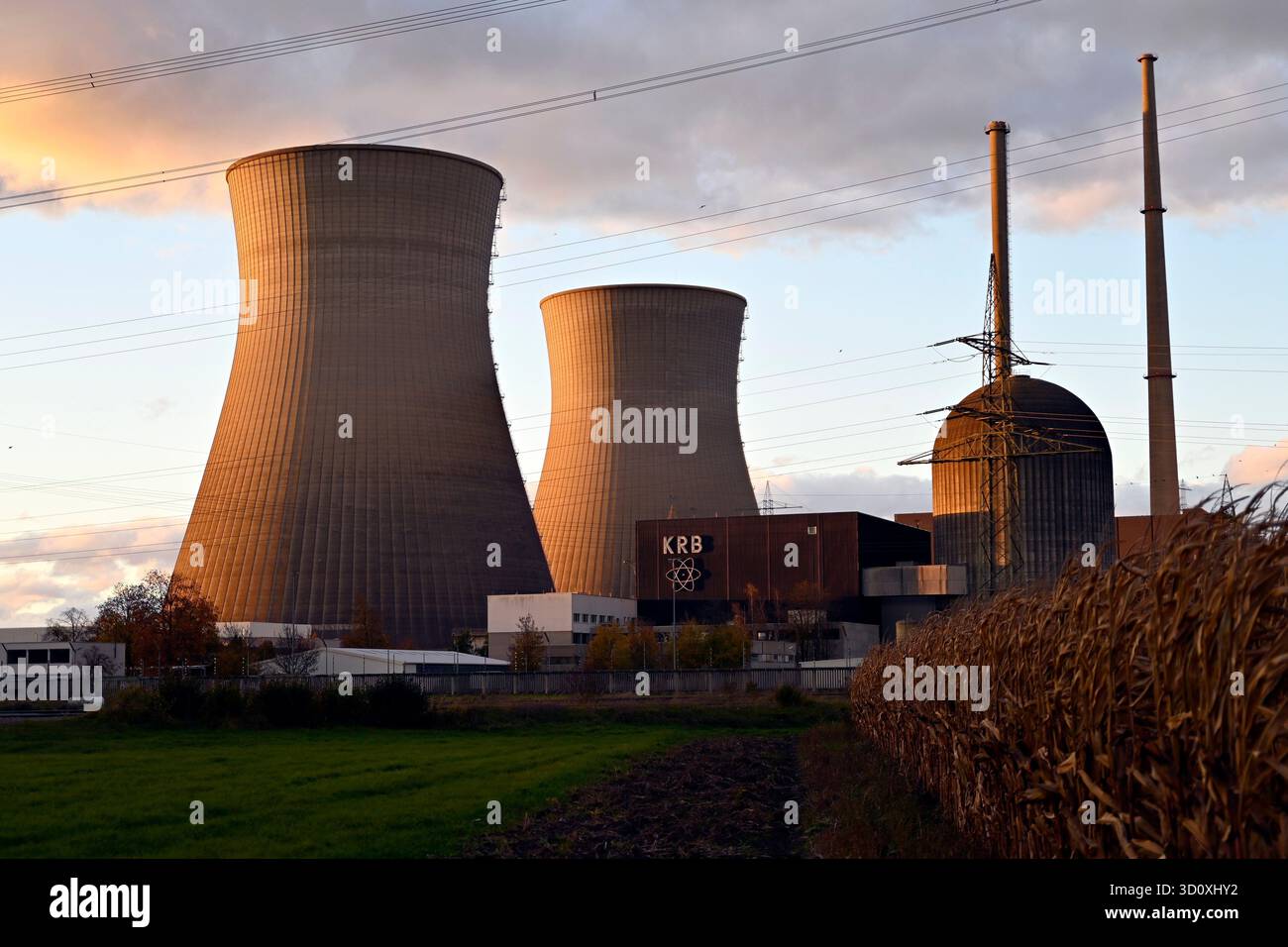 Le torri di raffreddamento della centrale nucleare di Gundremmingen prima della demolizione. La centrale nucleare sarà demolita come parte della graduale eliminazione nucleare della Germania nel 2025. Il blocco A, riconoscibile dalla piccola cupola rotonda, è stato smantellato dal 1983 dopo un Foto Stock