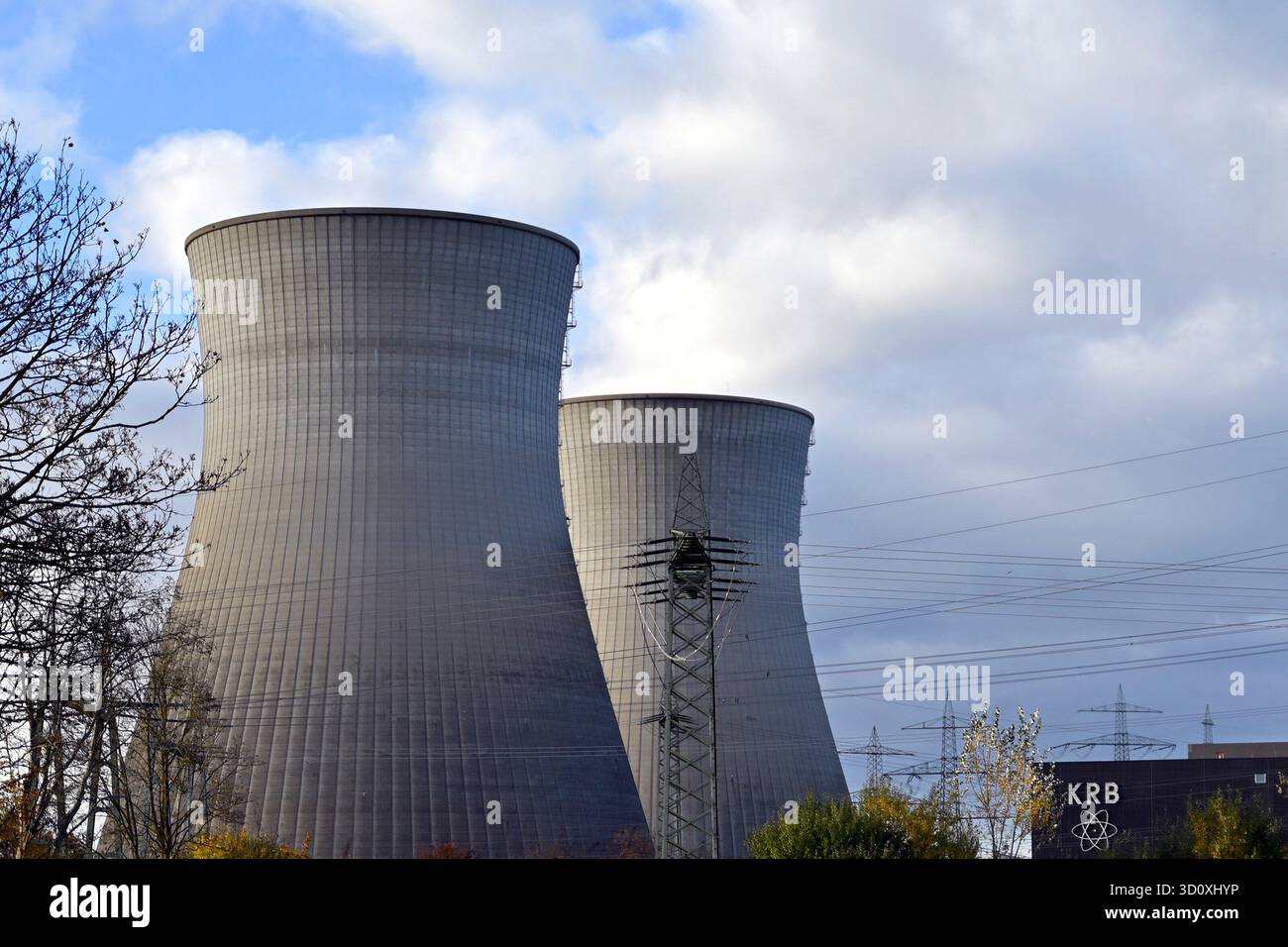 Le torri di raffreddamento della centrale nucleare di Gundremmingen prima della demolizione. La centrale nucleare sarà demolita come parte della graduale eliminazione nucleare della Germania nel 2025. Il blocco A, riconoscibile dalla piccola cupola rotonda, è stato smantellato dal 1983 dopo un Foto Stock