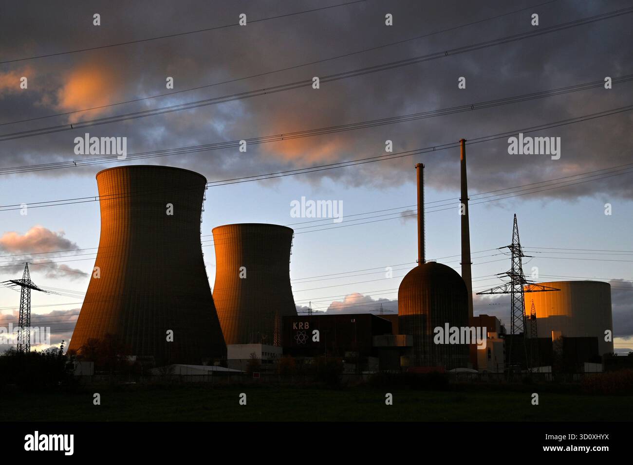 Le torri di raffreddamento della centrale nucleare di Gundremmingen prima della demolizione. La centrale nucleare sarà demolita come parte della graduale eliminazione nucleare della Germania nel 2025. Il blocco A, riconoscibile dalla piccola cupola rotonda, è stato smantellato dal 1983 dopo un Foto Stock