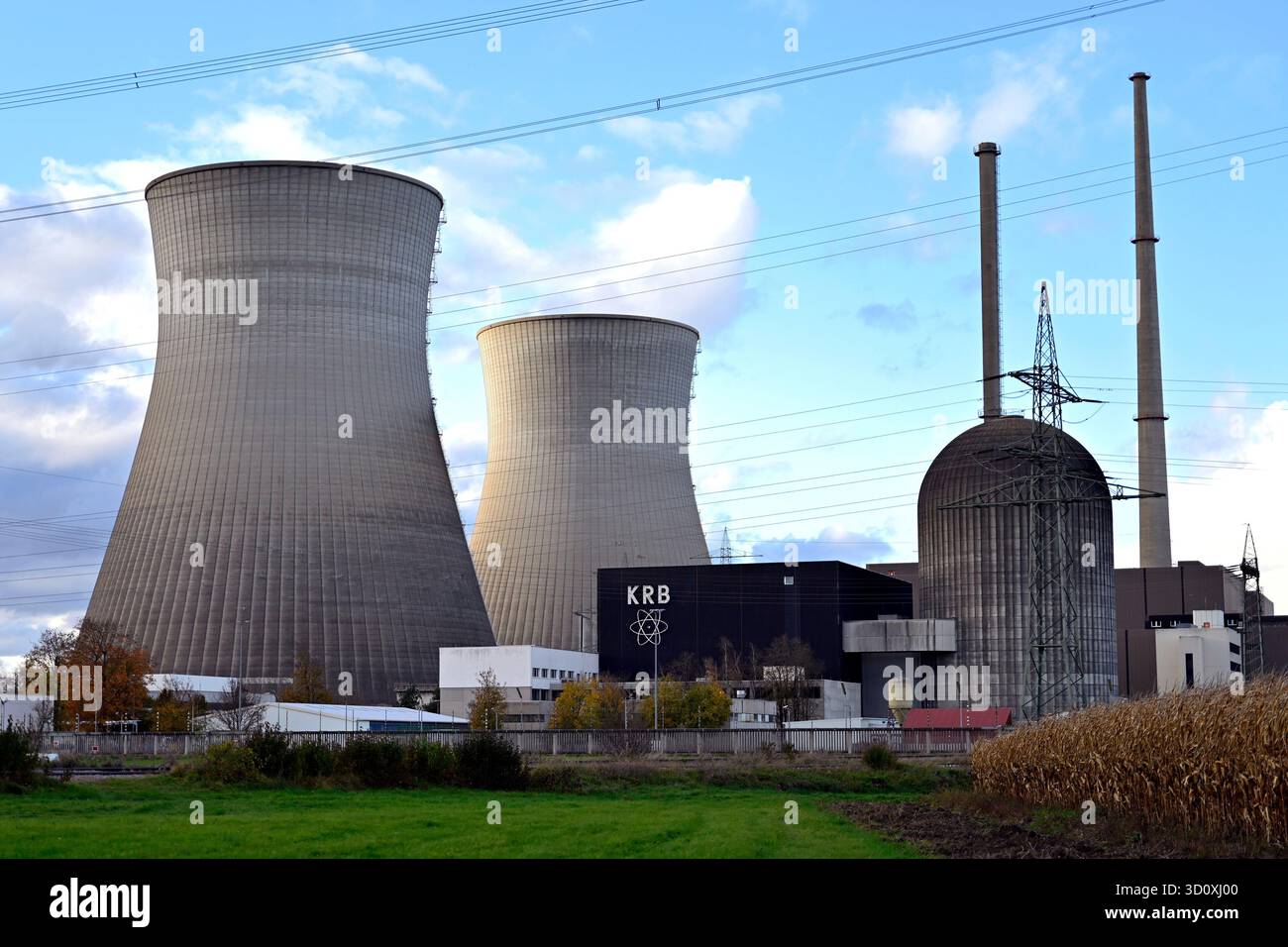 Le torri di raffreddamento della centrale nucleare di Gundremmingen prima della demolizione. La centrale nucleare sarà demolita come parte della graduale eliminazione nucleare della Germania nel 2025. Il blocco A, riconoscibile dalla piccola cupola rotonda, è stato smantellato dal 1983 dopo un Foto Stock