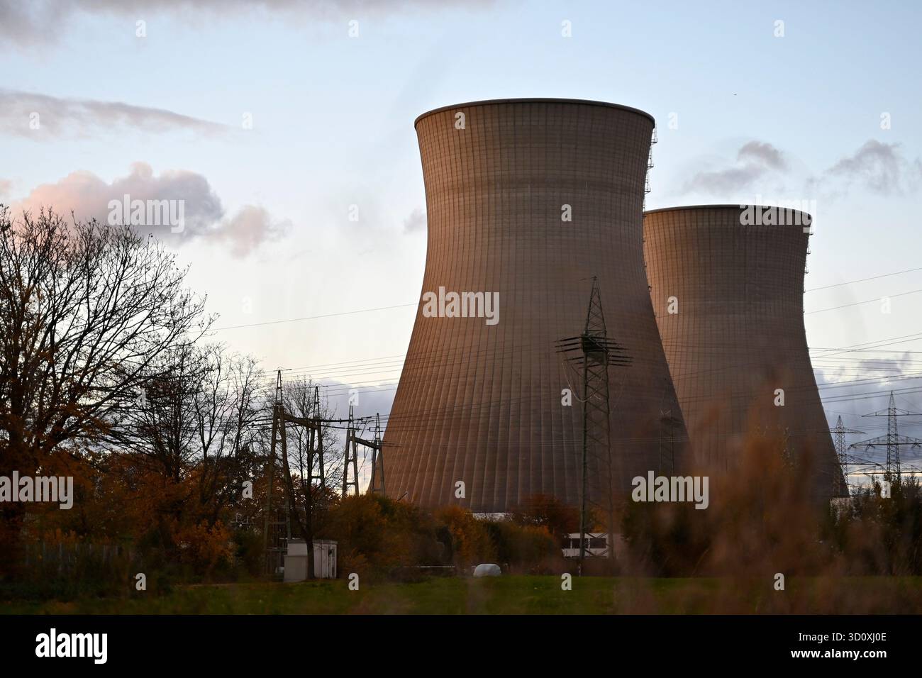 Le torri di raffreddamento della centrale nucleare di Gundremmingen prima della demolizione. La centrale nucleare sarà demolita come parte della graduale eliminazione nucleare della Germania nel 2025. Il blocco A, riconoscibile dalla piccola cupola rotonda, è stato smantellato dal 1983 dopo un Foto Stock