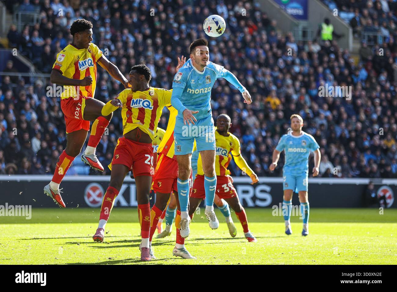 15, Liam Kitching di Coventry City combatte per ottenere una testa al pallone durante la partita del Campionato Sky Bet tra Coventry City e Watford alla Coventry Building Society Arena, Coventry, sabato 25 ottobre 2025. (Foto: Stuart Leggett | mi News) crediti: MI News & Sport /Alamy Live News Foto Stock