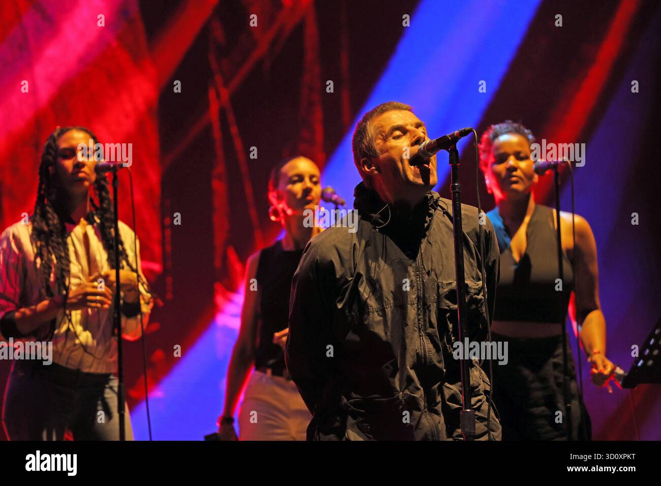 Liam Gallagher si esibisce allo Sziget Festival di Budapest, in Ungheria, con cantanti in sottofondo Foto Stock