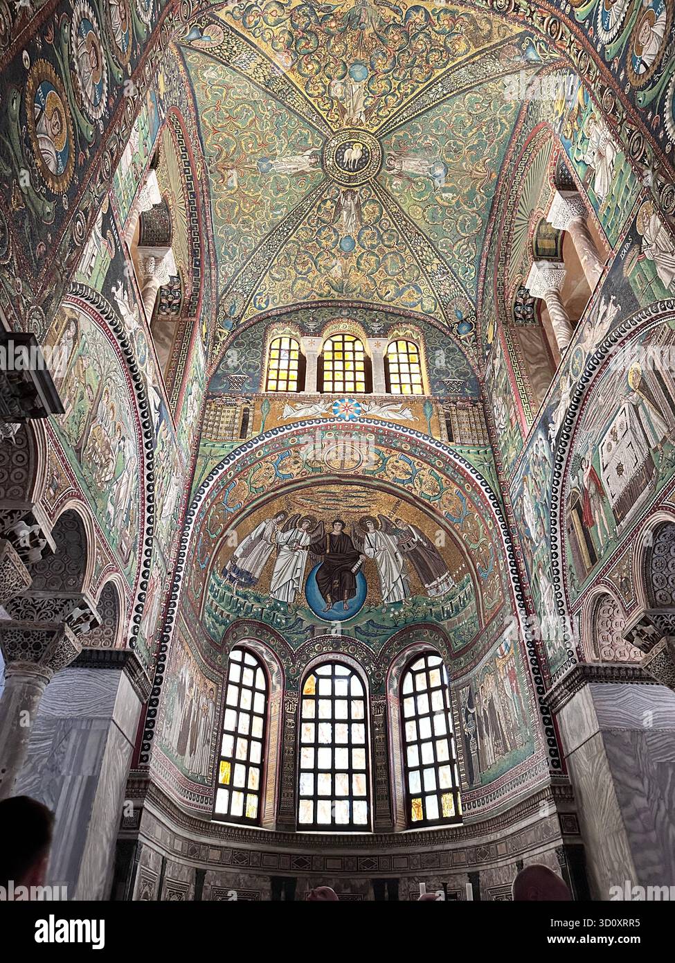 Vista verticale dell'interno mosaico bizantino nella Basilica di San vitale con la volta di Agnus dei e Cristo nell'abside, Ravenna, Italia. UNESCO. - Immagine stock catturata con smartphone