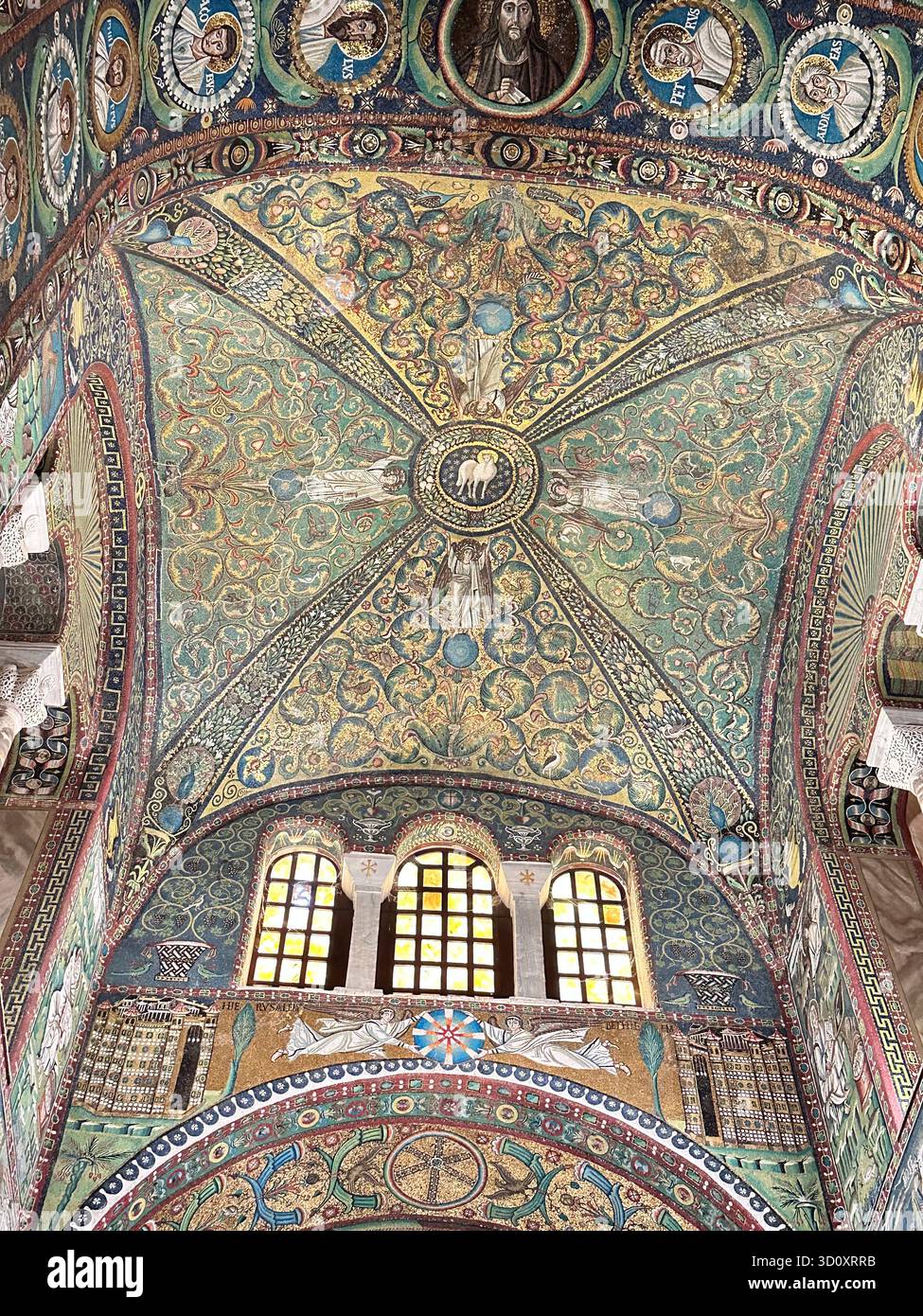 L'Agnello di Dio (Agnus dei) circondato da ornamenti floreali e a foglia nei mosaici a volta della Basilica di San vitale, Ravenna, Italia. - Immagine stock catturata con smartphone