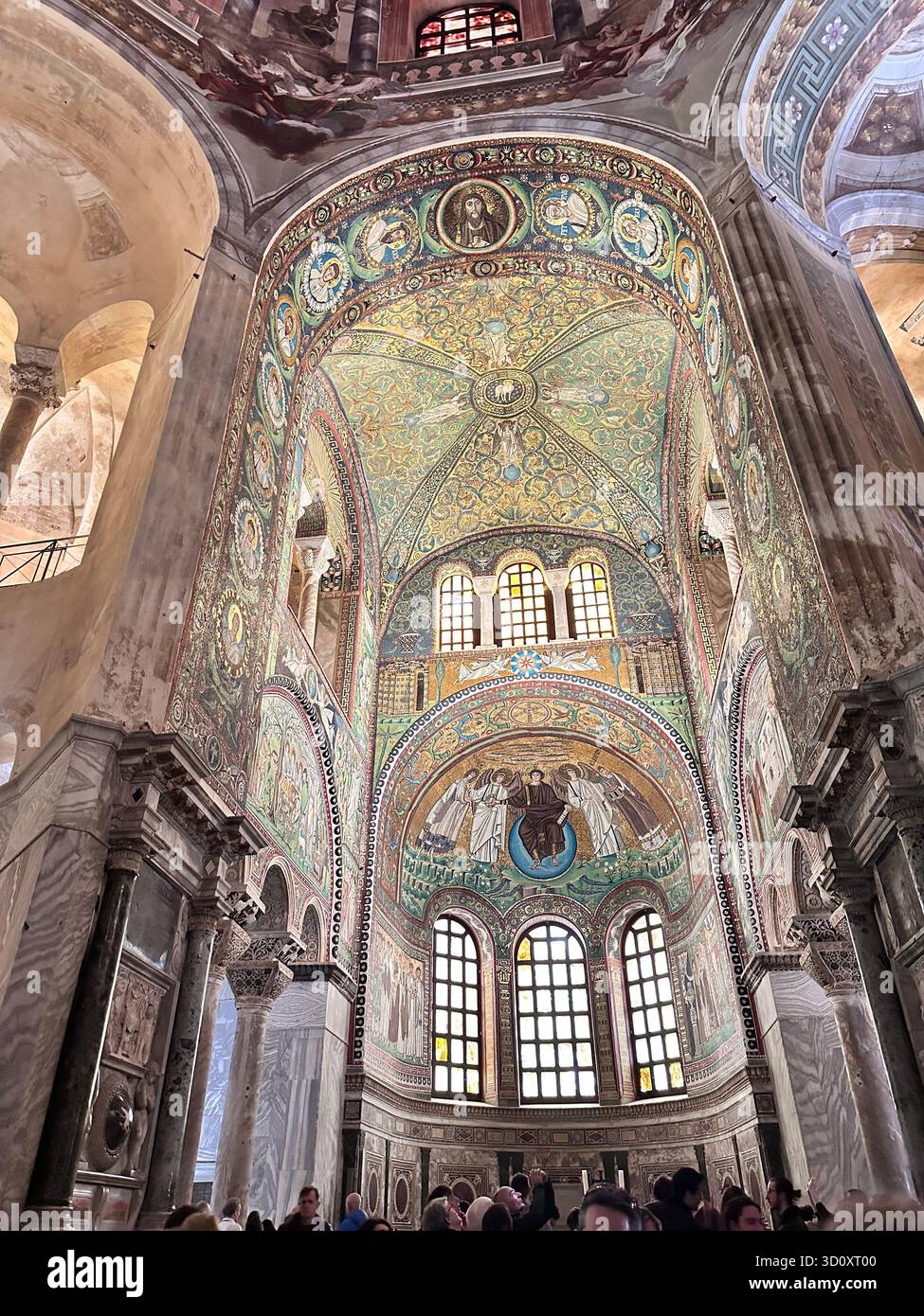 Vista interna del presbiterio e dell'abside con il maestoso mosaico in trono di Cristo nella Basilica di San vitale, Ravenna, Italia. UNESCO. - Immagine stock catturata con smartphone