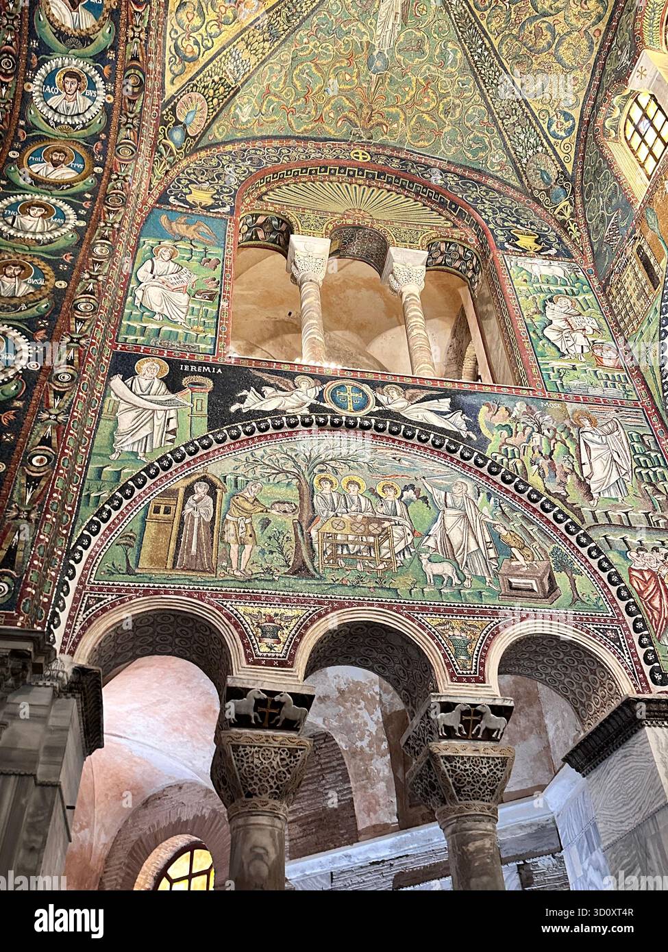 Mosaico bizantino nella Basilica di San vitale raffigurante l'ospitalità di Abramo e il sacrificio di Isacco, Ravenna, Italia. UNESCO. - Immagine stock catturata con smartphone