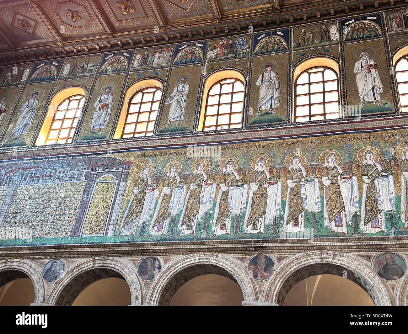 Fregio a mosaico bizantino del vi secolo raffigurante una processione di santi nella Basilica di Sant'Apollinare nuovo, Ravenna, Italia. Patrimonio dell'UNESCO. - Immagine stock catturata con smartphone