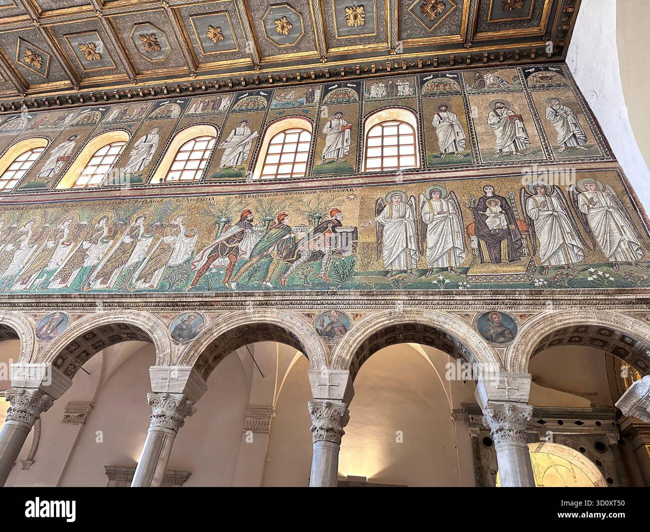 Antichi mosaici bizantini a Sant'Apollinare nuovo che mostrano la Processione dei Magi e i santi sopra gli archi. Ravenna, Italia. Patrimonio dell'UNESCO. - Immagine stock catturata con smartphone