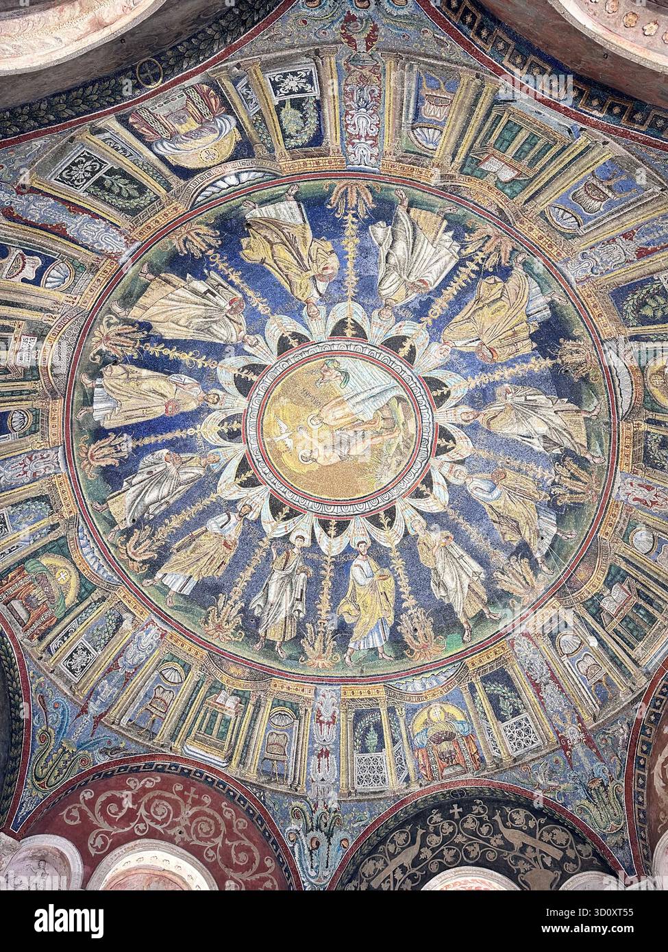 Vista dettagliata dell'intricata cupola a mosaico bizantino del vi secolo nel Battistero ariano, Ravenna, Italia. Monumento patrimonio dell'umanità dell'UNESCO. - Immagine stock catturata con smartphone