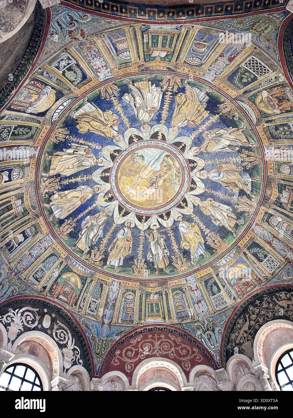 Vista dettagliata dell'intricata cupola a mosaico bizantino del vi secolo nel Battistero ariano, Ravenna, Italia. Monumento patrimonio dell'umanità dell'UNESCO. - Immagine stock catturata con smartphone