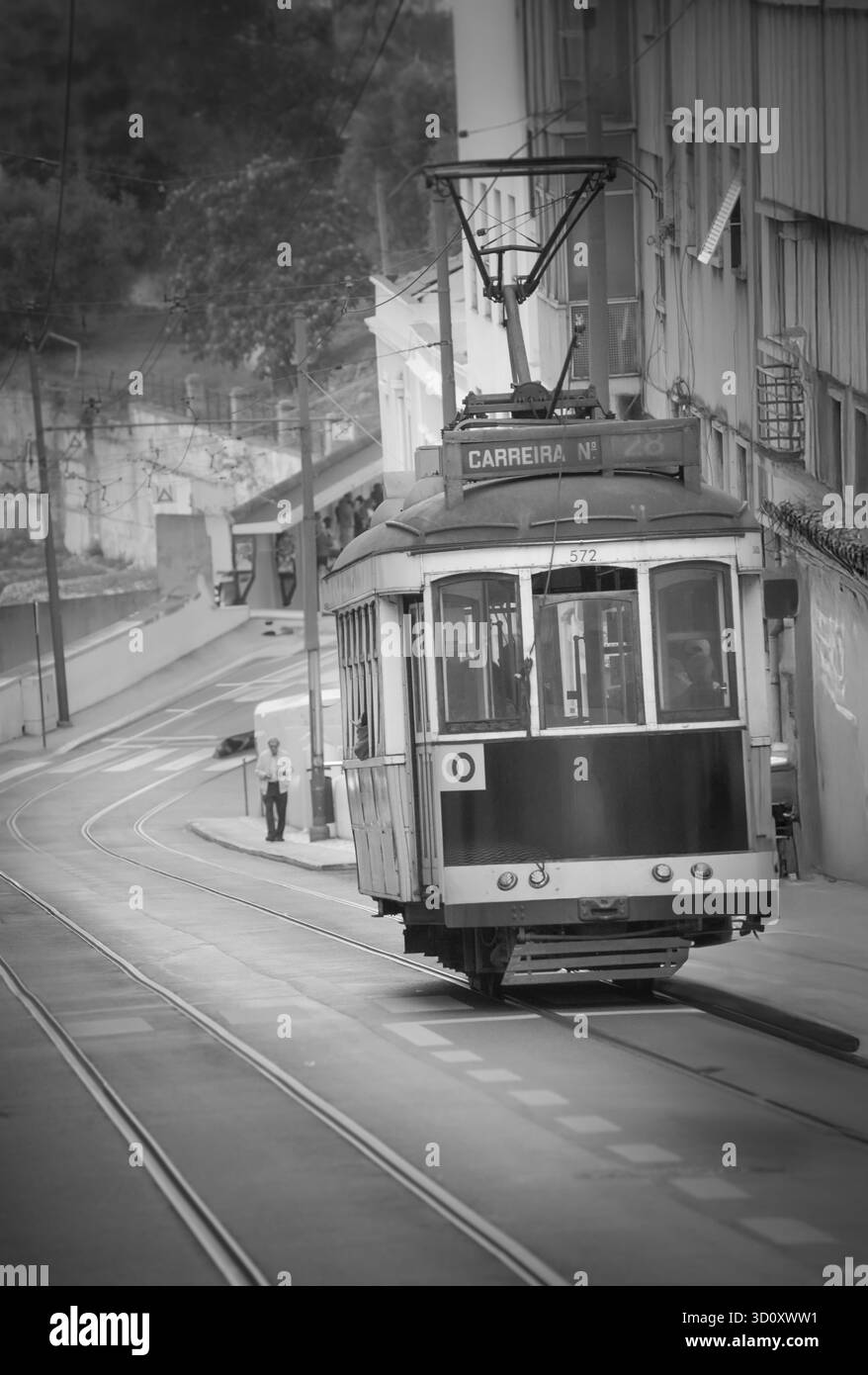 Lisbona, Portogallo - un tipico tram vecchio sulla strada per il quartiere di Ajuda. Foto Stock
