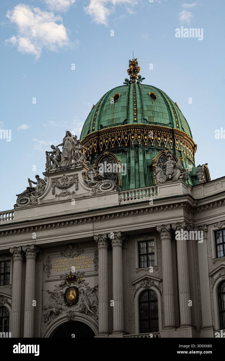 Primo piano della facciata dettagliata dell'architettura del Palazzo Hofburg vista dalla Michaelerplatz di Vienna, Austria Foto Stock