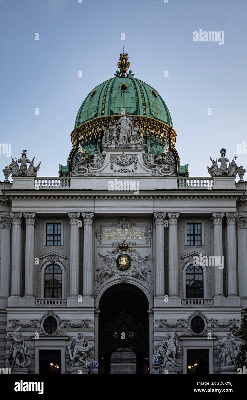 Primo piano della facciata dettagliata dell'architettura del Palazzo Hofburg vista dalla Michaelerplatz di Vienna, Austria Foto Stock