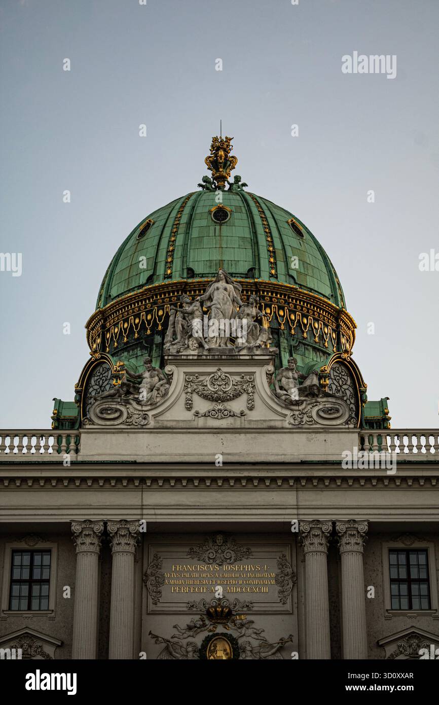 Primo piano della facciata dettagliata dell'architettura del Palazzo Hofburg vista dalla Michaelerplatz di Vienna, Austria Foto Stock