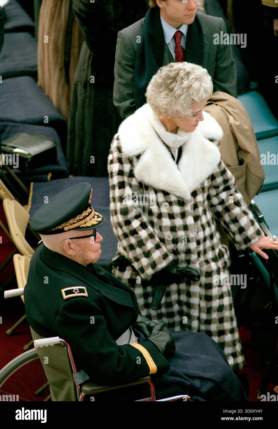 La signora Omar Bradley sta accanto a suo marito, AGEN Omar Bradley in pensione. AGEN e la signora Bradley sono nelle tribune di revisione presidenziali durante la Inauguration Day Parade, l'inaugurale di Ronald Reagan nel 1981 Foto Stock