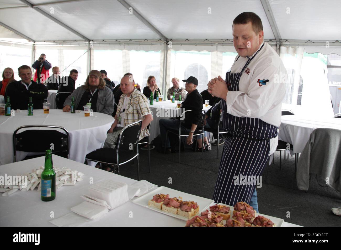 Il pluripremiato chef televisivo Micke Björklund prepara un pranzo speciale nel backstage al Tierp EM Dragracing 2013 presso la Tierp Arena, Svezia, giugno 2013. Fotografia: Rob Watkins Foto Stock