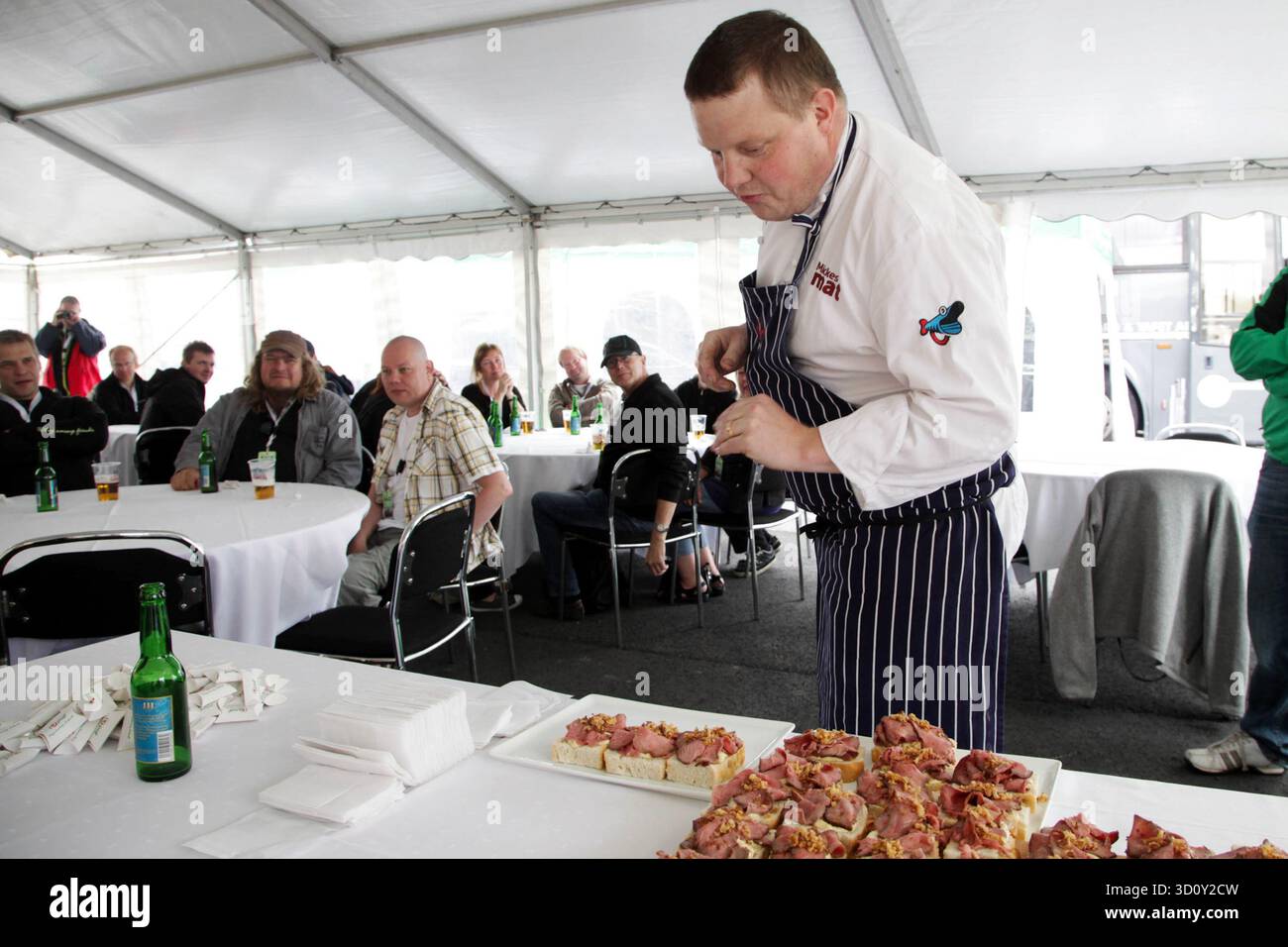 Il pluripremiato chef televisivo Micke Björklund prepara un pranzo speciale nel backstage al Tierp EM Dragracing 2013 presso la Tierp Arena, Svezia, giugno 2013. Fotografia: Rob Watkins Foto Stock