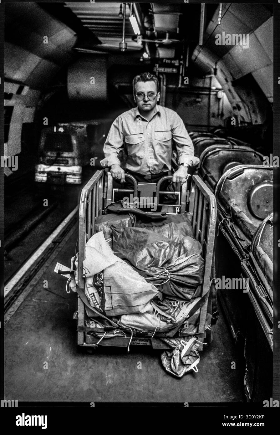 Ritratto di un impiegato postale in servizio nei tunnel della posta di Mount Pleasant, Londra, primi anni '1990 Foto Stock