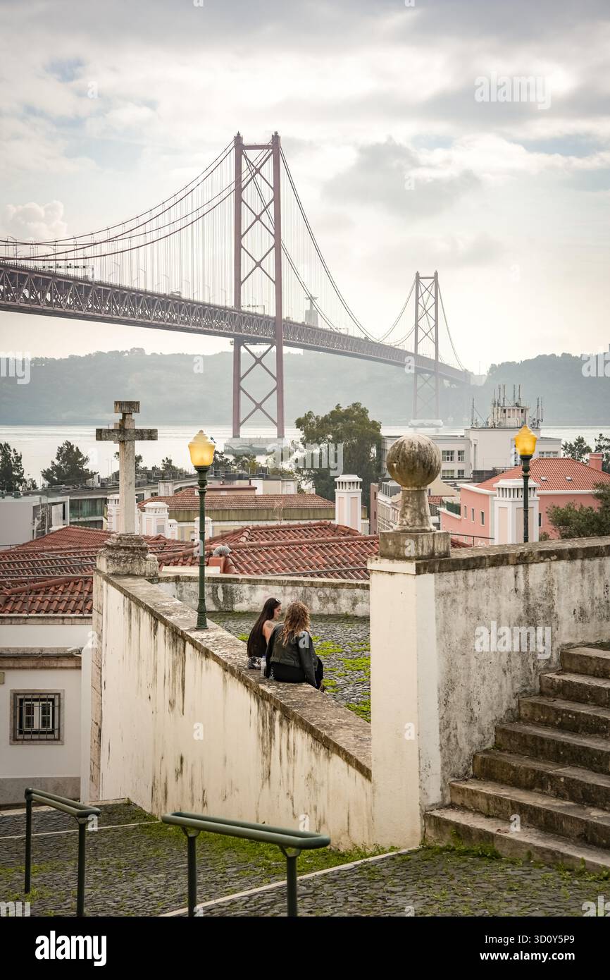 Lisbona, Portogallo – Vista del ponte 25 de Abril sul fiume Tago da una tranquilla terrazza a Alcântara Foto Stock