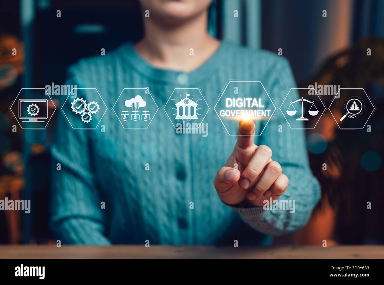 Governo digitale e concetto di e-governance. Persona che tocca l'icona del governo digitale che rappresenta l'e-government, la governance intelligente, i servizi online, Foto Stock