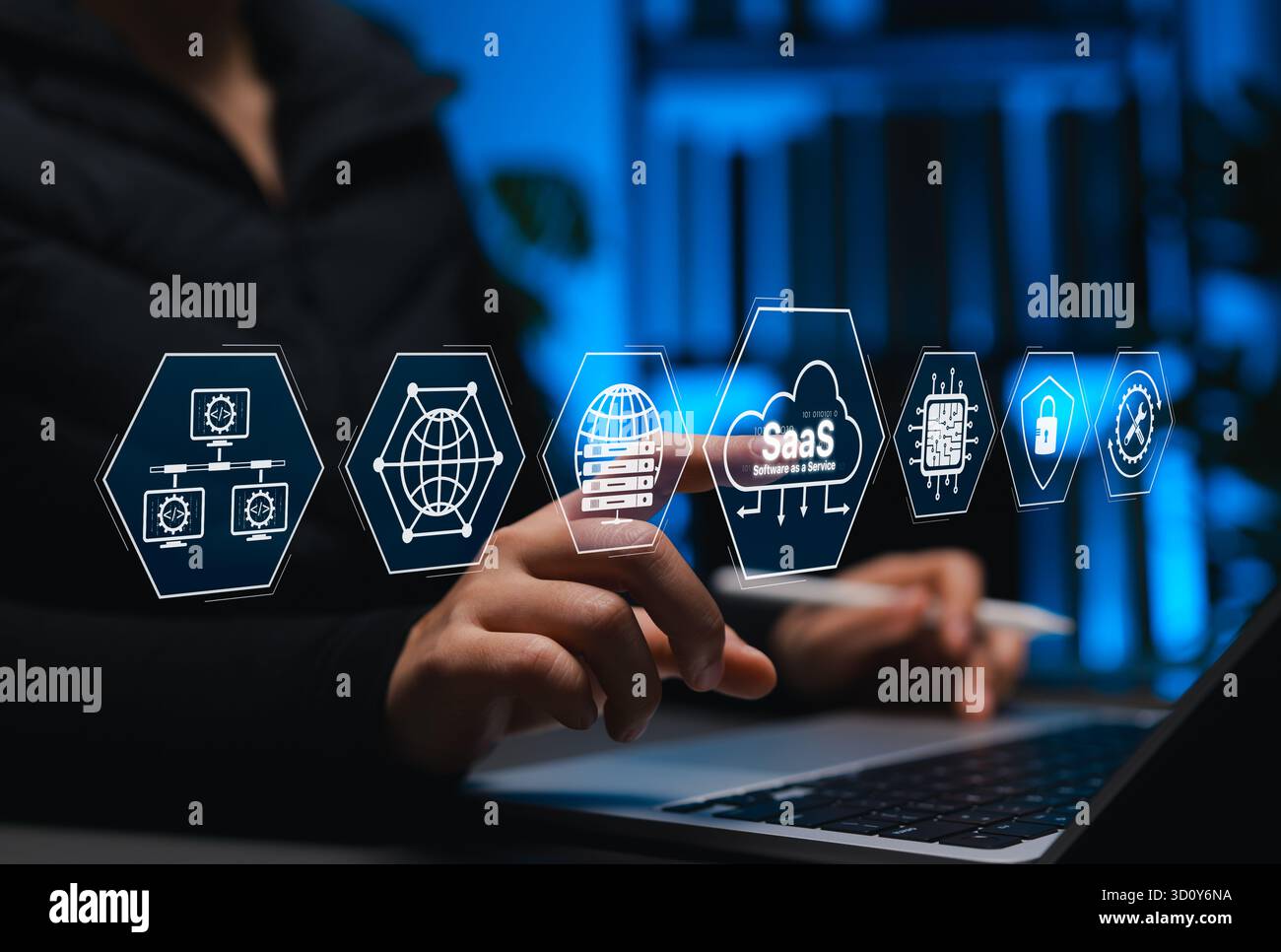 Tecnologia della piattaforma SaaS e soluzioni basate su cloud. L'utente interagisce con le icone SaaS dell'interfaccia, simboleggiando il software come servizio, il cloud computing, Foto Stock
