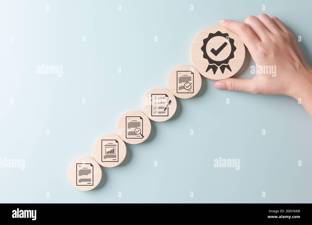 Concetto del processo di certificazione e controllo della qualità aziendale. Cerchi in legno che mostrano la convalida dettagliata dei documenti e l'approvazione finale con un segno di spunta Foto Stock