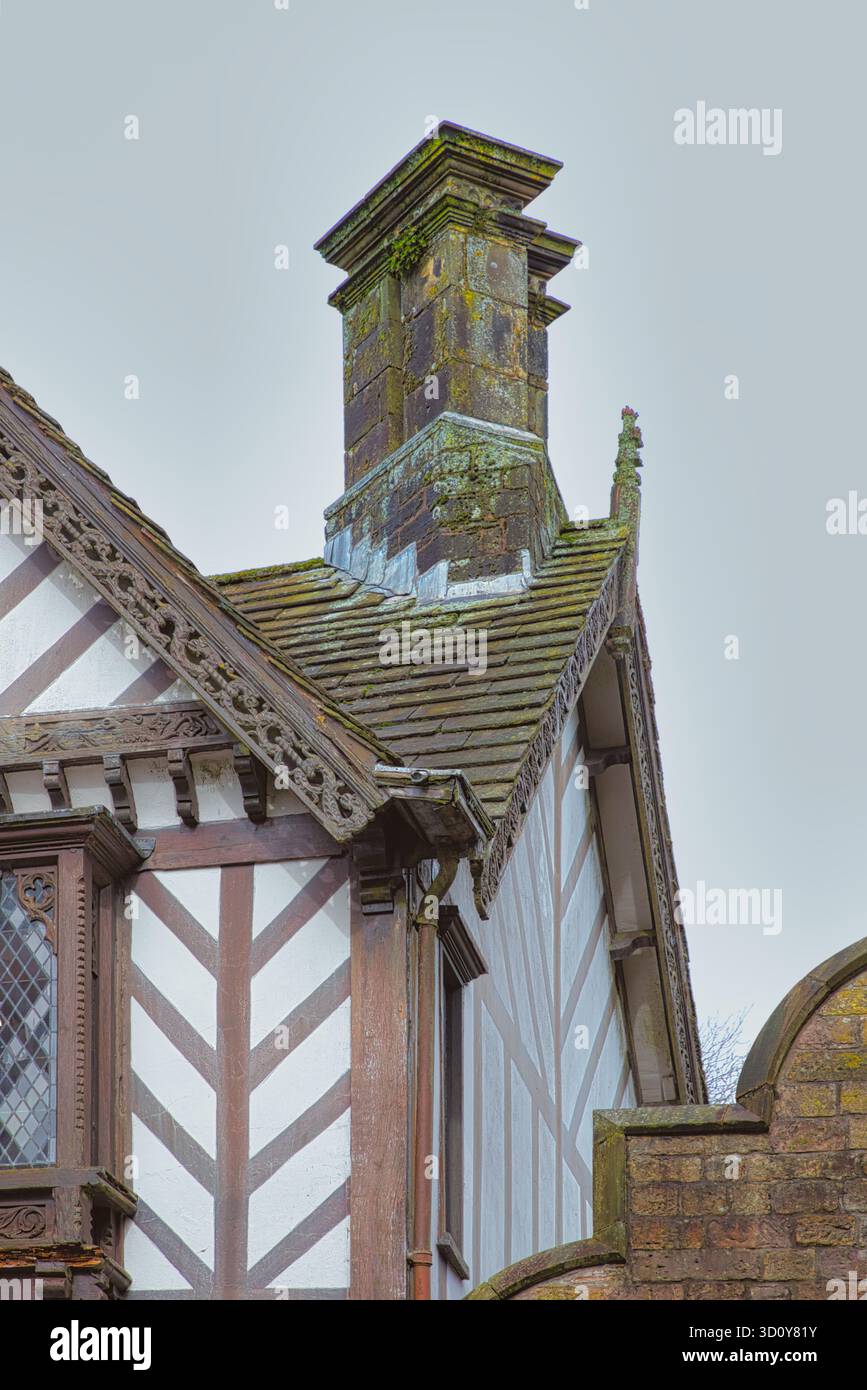 Dettagli tetto e camino, Turton Tower, Turton, Lancashire, Regno Unito Foto Stock