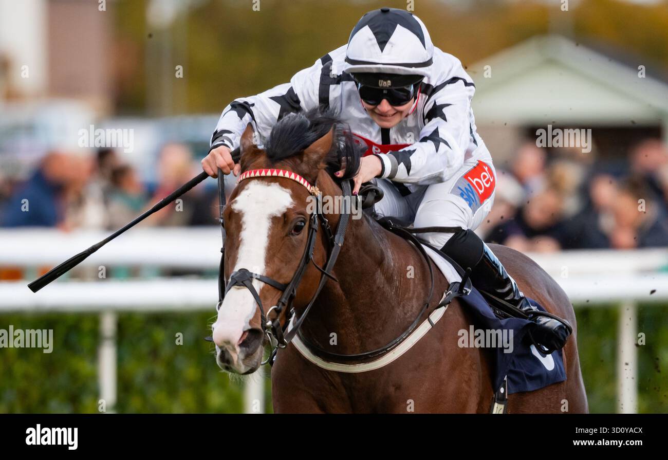 Doncaster, Regno Unito, sabato 25 ottobre 2025; il Resdev Scholar e il fantino Joanna Mason vincono la Sky Sports Racing SKY 415 Nursery handicap Stakes per gli allenatori Michael & David Easterby e i proprietari Nick Bradley 29, Resdev & South Bank Racing. Crediti JTW equine Images / Alamy Live News. Foto Stock