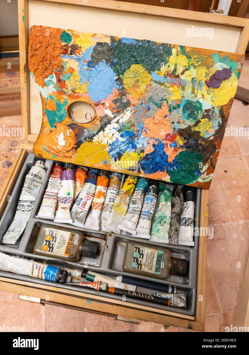 primo piano di paintbox e tavolozza di artisti in legno Foto Stock