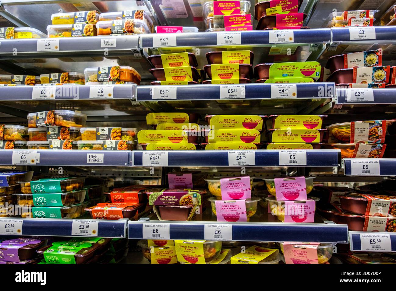 Londra Regno Unito, ottobre 25 2025, Selezione di marchi e Spencer in stile indiano e asiatico pasti pronti piccanti Foto Stock