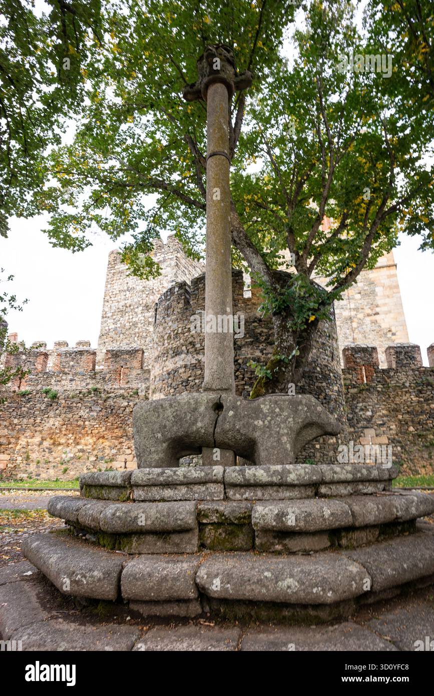 Gogna con cinghiale lusitano alla base, di origine celtica, castello di Braganza, Braganza, Trás-os-Montes e alto Douro, Portug Foto Stock