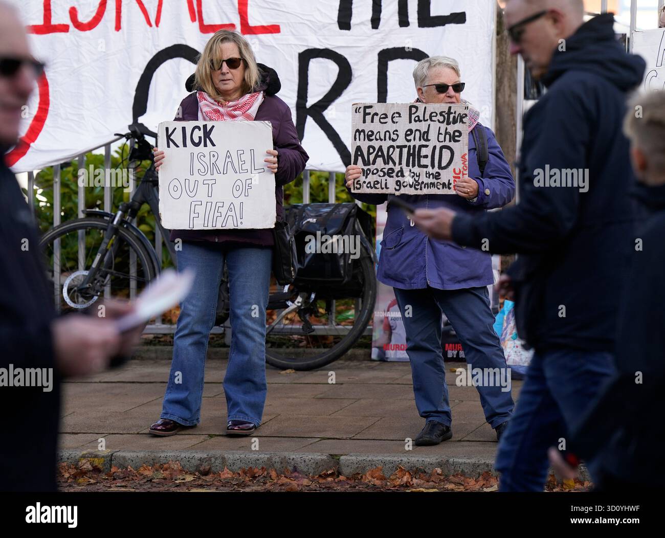 Manchester, Regno Unito. 25 ottobre 2025. Protetst contro Israele fuori dallo stadio prima della partita Manchester United vs Brighton e Hove Albion Premier League all'Old Trafford, Manchester. Il credito per immagini dovrebbe essere: Andrew Yates/Sportimage Credit: Sportimage Ltd/Alamy Live News Foto Stock