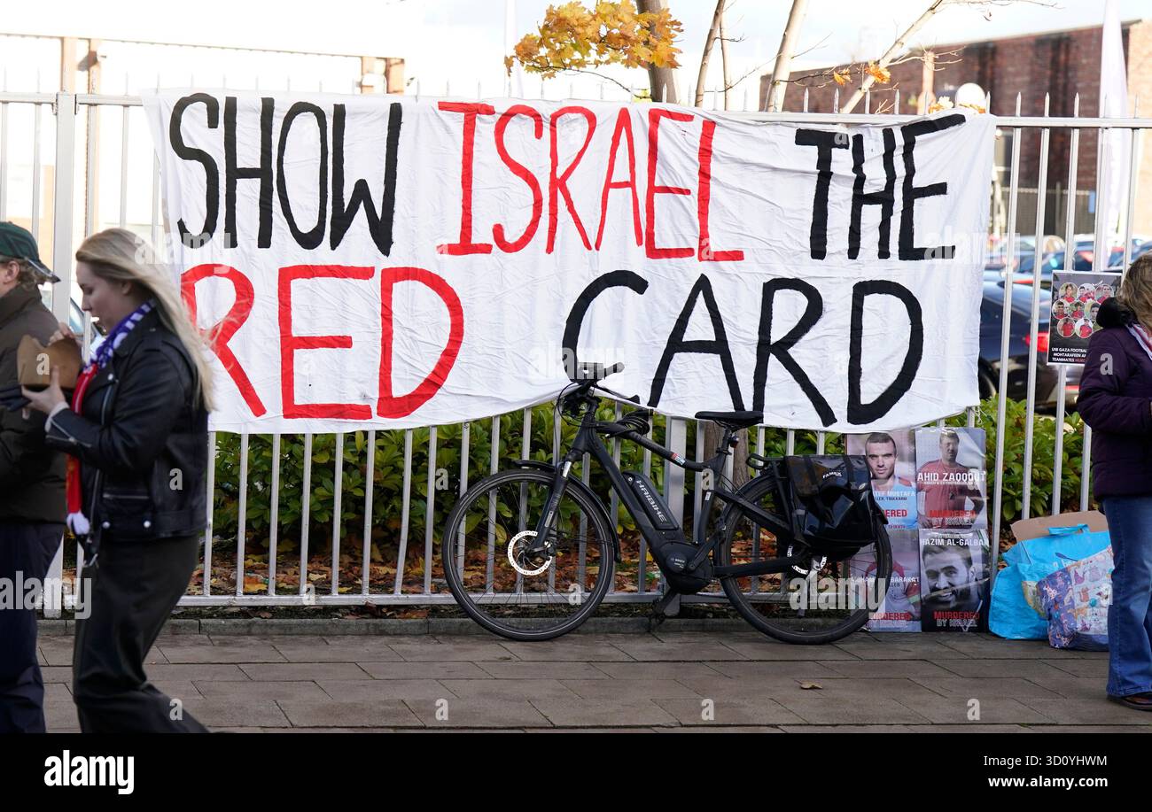 Manchester, Regno Unito. 25 ottobre 2025. Protetst contro Israele fuori dallo stadio prima della partita Manchester United vs Brighton e Hove Albion Premier League all'Old Trafford, Manchester. Il credito per immagini dovrebbe essere: Andrew Yates/Sportimage Credit: Sportimage Ltd/Alamy Live News Foto Stock