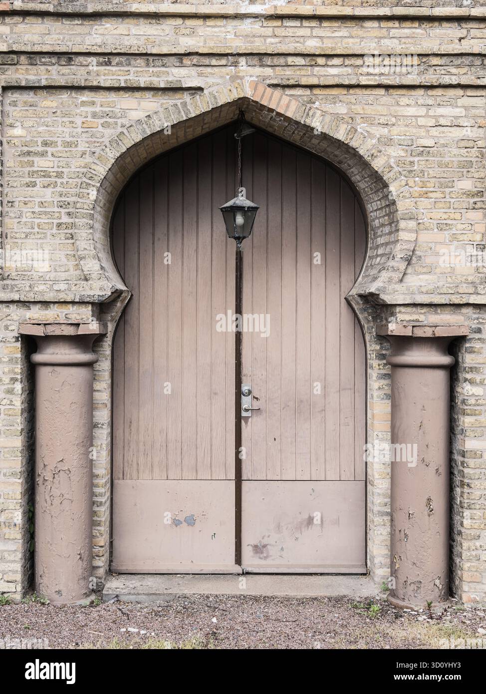 Questa accattivante entrata a Goteborg presenta intricati dettagli architettonici e colonne. La porta, dipinta in toni tenui, racconta la storia del pa Foto Stock