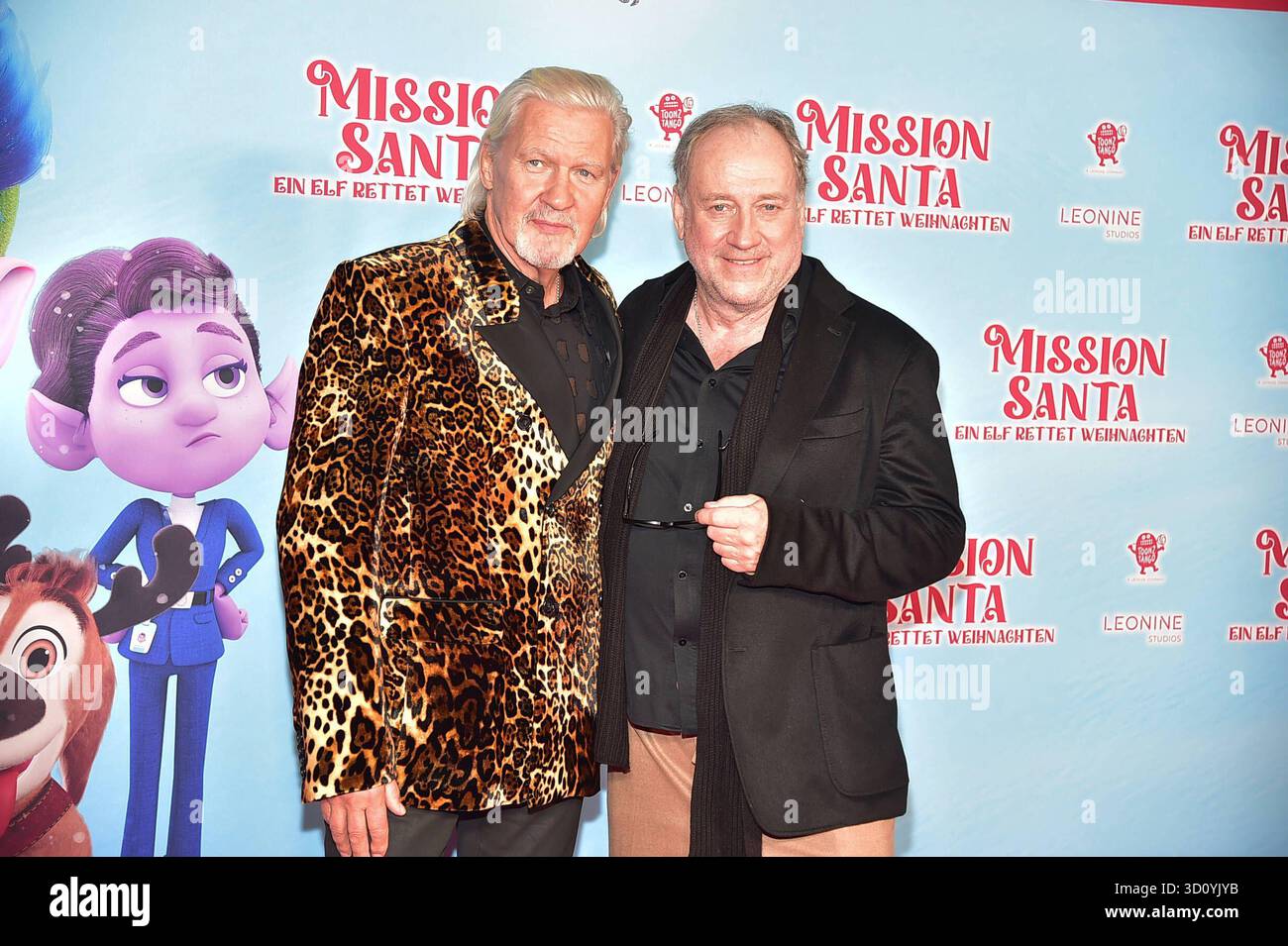 MISSION SANTA, ein Elf rettet Weihnachten Jonny logan,Singer, Harold Faltermeyer, produttore, Musiker Ankuft, roter Teppich zur Premiere des Animationsfilmes fuer Kinder - MISSION SANTA, ein Elf rettet Weihnachten -in Berlin am 25.10.2025 25 2025 Foto Stock