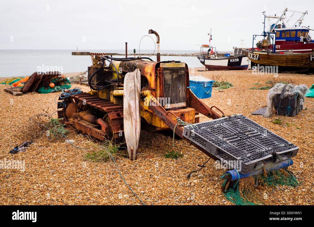 Il veicolo cingolato Caterpillar sulla spiaggia di Hastings Foto Stock