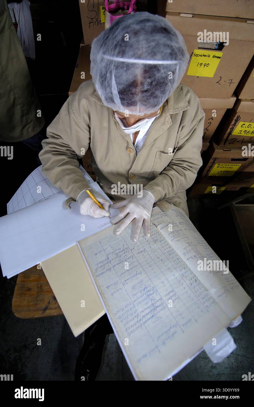 Un tecnico lavora nel 2007 al progetto per recuperare gli Archivi storici della polizia Nazionale del Guatemala. Foto Stock