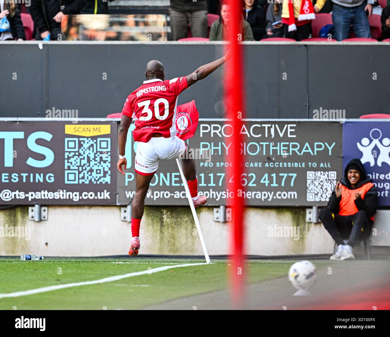 Ashton Gate, Bristol, Regno Unito. 25 ottobre 2025. EFL Championship Football, Bristol City contro Birmingham City; il Sinclair Armstrong di Bristol City festeggia segnare al 42° minuto per ottenere il punteggio 1-0 Credit: Action Plus Sports/Alamy Live News Foto Stock