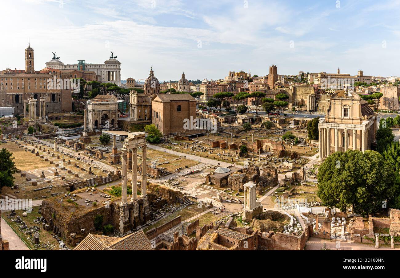 Una vista panoramica sulle rovine del foro Romano durante l'ora d'oro a Roma, Italia Foto Stock