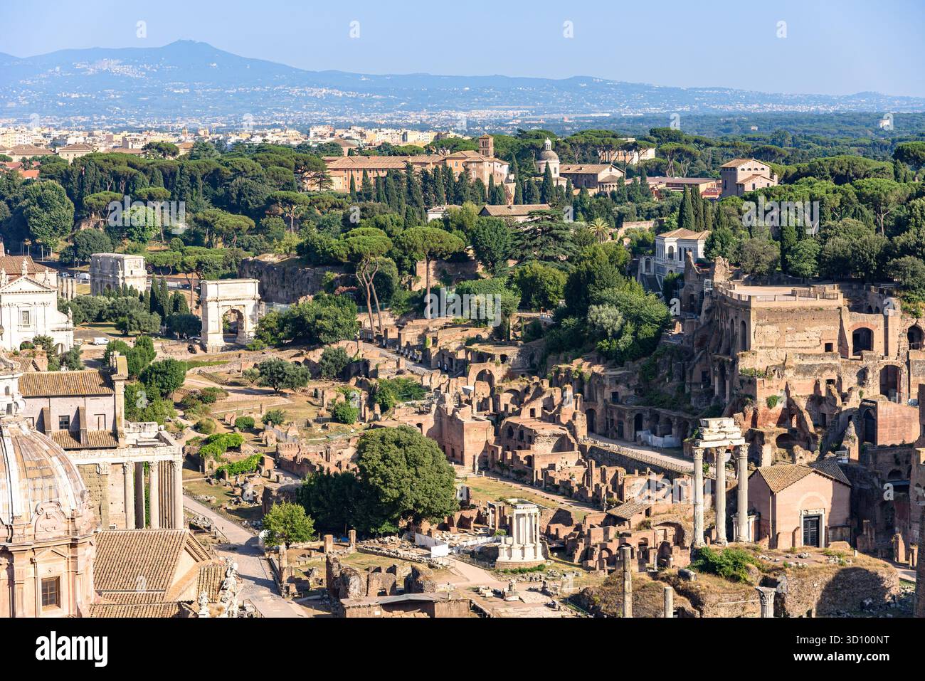 Una vista panoramica sulle rovine del foro Romano durante l'ora d'oro a Roma, Italia Foto Stock