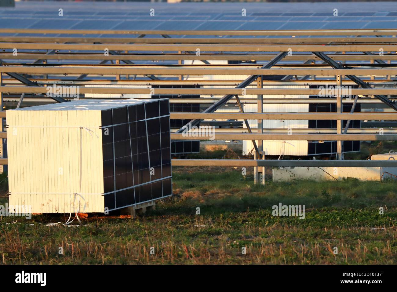 Primo piano di un campo di pannelli solari smantellati. Questi pannelli solari sono stati installati vicino a un aeroporto e sono stati dismessi a causa della forte luce Foto Stock