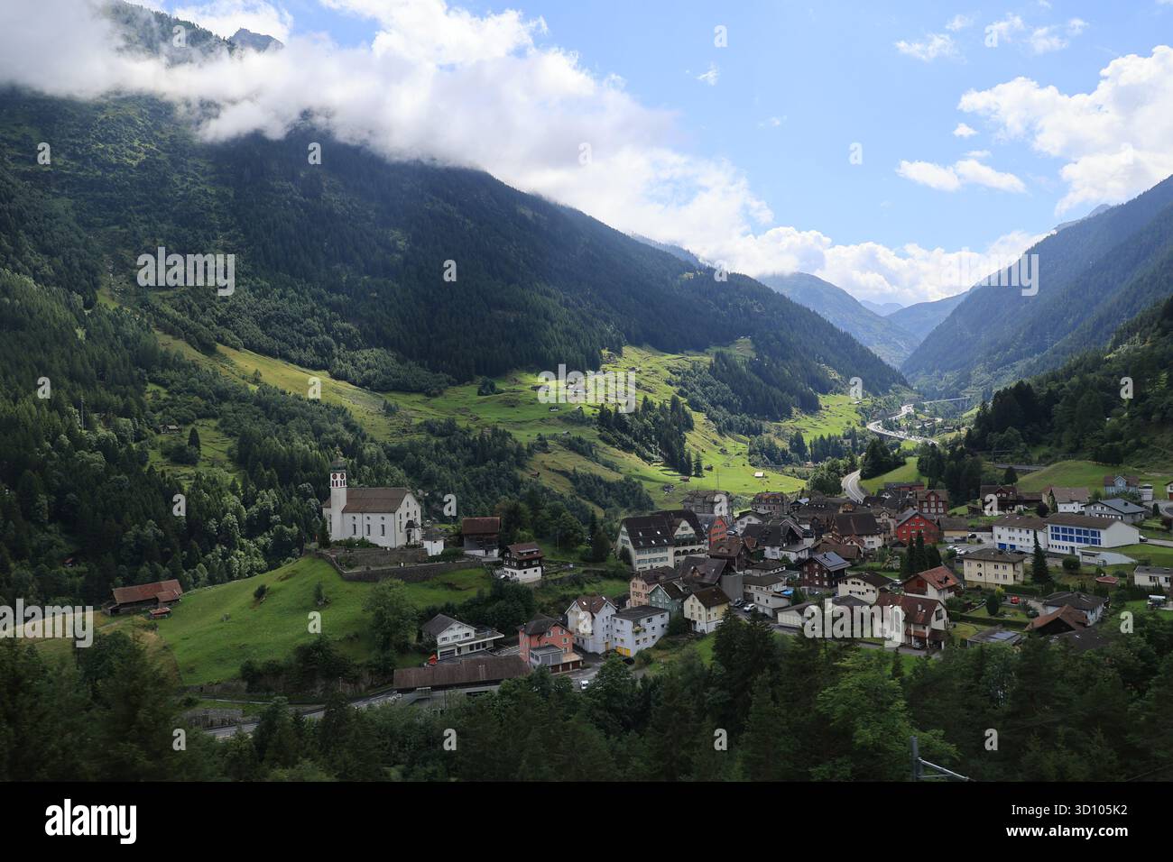 Vista del piccolo villaggio di Wassen nelle Alpi svizzere Foto Stock
